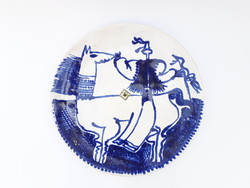 Retro kerámia falitányér - kék legény fehér lovon - iparművész falidísz, falitál
