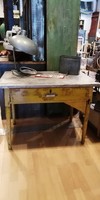 Varróasztal, régi kopottas sárga asztal, kis asztal, loft, industrial, vintage darab, most LEÁRAZVA!