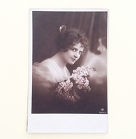 Régi képeslap 1918 nő virágokkal 