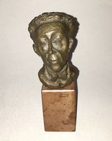 Zsin Judit szobrász munkája - bronz büszt márvány talpon