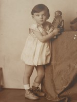 Régi gyerekfotó vintage fénykép babázó kislány Kossak fényképész Budapest