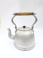 Régi alumínium teáskanna, vintage kávéskanna fa fogóval retro konyhai eszköz, kiöntő