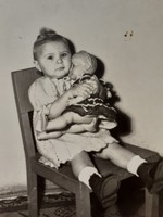 Régi gyerekfotó 1944 vintage fénykép kislány babával Mosoly Albuma