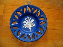 Kék szinű kezzel festett kézműves hand made dísz tányér valami népművészet zsürizetti kb 1989 bol