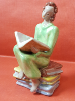 Könyvet olvasó lány kerámia figura / szobor