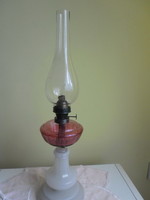 Régi rubin üvegtartályos porcelán asztali petróleum lámpa