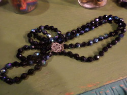 2 soros /50-52 cm hosszú , kékesen lüszteres , fekete üveggyöngyökből álló nyaklánc.