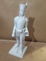 Katona szobor porcelánból, festetlen, 20 cm magas..