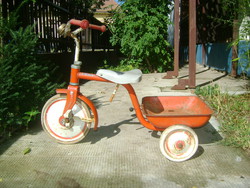 Régi háromkerekű gyermek kerékpár, platós tricikli