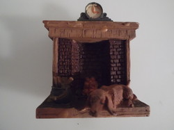 Kerámia -miniatűr - tömör - kandalló kutyussal - oldala fa - 6 x 5 x 3 cm - hibátlan