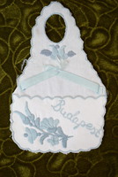 Hímzett kalocsai mintás baba kötény Budapest felirattal  20 x 12,5 cm 