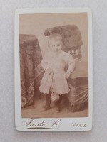 Antik gyerekfotó Fanto Bernát Vácz műtermi fénykép