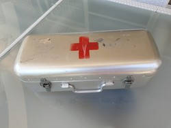 Régi retro mentődoboz elsősegély doboz