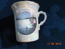 A Niagara vízeséssel és Kanada nemzeti szimbólúmával a juharlevéllel souvenir csésze