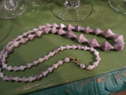 58 cm-es,  lilás-fehéres , márványozott üveggyöngyökből álló , retro nyaklánc .