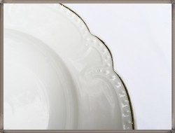Gyöngyös peremű Zsolnay porcelán mély tányér. Fehér- arany szélű