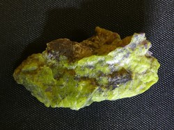 Természetes Szerpentin kő Stichtit kristályokkal (Atlantiszit). Gyűjteményi darab. 7 gramm