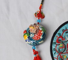 Kínai sárkány gömb 龍  龙 szerencse amulett jelzett festett majolika kerámia 5cm selyem terítő 12 cm 