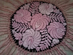 Régi posztóalapon matyó hímzéssel készített selyem rojtos terítő
