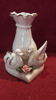 Porcelán váza hattyúval és rózsával