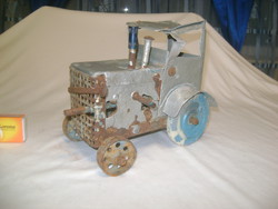 RÉGI játék traktor felhúzható szerkezettel - egyedi kézi munka - vas, alumínium, bakelit