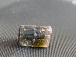 Természetes kétszínű Turmalin darab. Zöld-rózsaszín ásvány, ékszeralapanyag. 1 gramm