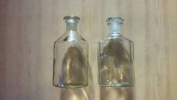 Két régi nagy patika üveg dugóval