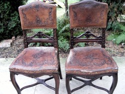 Különleges faragású, bőr kárpitostos, ónémet székek párban, tömör fából