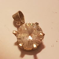 Gyémánt hatású Cirkon köves ezüst  medál 1 cm-es.