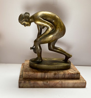 Korsós női akt bronz szobor.