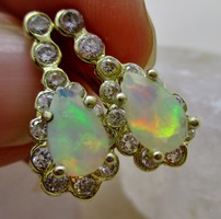 Gyönyörű régi aranyfülbevaló valódi opálokkal és csiszolt kristályokkal