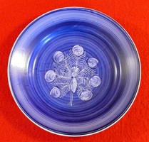 Kék alapon stilizált páva mintás, kézi festésű tányér, 23