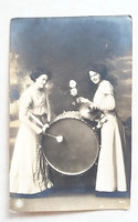 Régi képeslap 1913 vintage fotó zenélő doboló női fénykép 