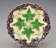 Antik Körmöczbányai majolika süteményes tányér, lila virágok körbe és levelek !  18,5cm, jelzett.