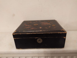 Antik festett patinás fekete fa lakk doboz kínai japán réz pityke rátét díszítés Ázsia