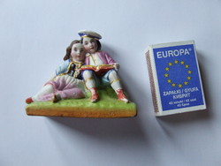 Régi, antik, mini, bájos biszkvit porcelán figurális életkép: olvasó kislány, kisfiú könyvvel
