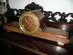 Nagy méretű, 66 cm széles, negyed ütős, gyönyörű dió furnéros, működő antik kandalló óra