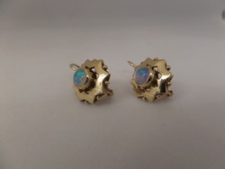 Arany fülbevaló pár ausztrál opálokkal 