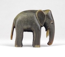 1C528 Régi kisméretű szaru elefánt szobor 3.8 cm