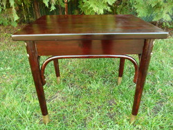 Nagyon szép, jelzett, antik, réz papucsos Thonet szalon asztalka / zsúr asztal