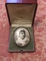 Bross  , századelő női  fényképes kitűző dobozával fém , ezüstözve