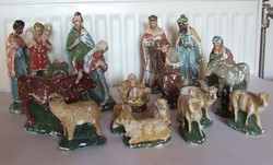 Régi antik megmentésre váró, nagyobb méretű festett gipsz betlehemi figurák, karácsonyi dekoráció