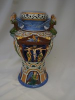Antik majolika váza, kidomborodó vallási díszítéssel. 47 cm.