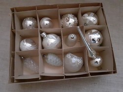 Régi üveg karácsonyfadísz dobozában egyben 12-darab hozzá illő  csúcs dísszel