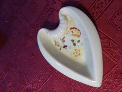 Zsolnay porcelán, szív alakú hamutál. Mérete 11 x 8,5 x 2,5 cm.
