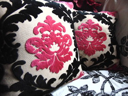 2 decorative cushion covers with a baroque pattern