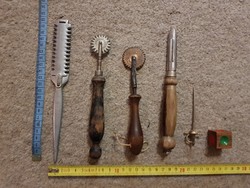 2 derelyevágó, 1 hámozó, 1 nemtommi alumíniumból, 1 mini Toledo Salamanca kard, és egy fa dobókocka