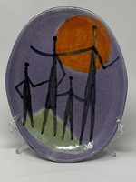 Retro ovális kerámia fali tányér stilizált ember figurákkal, vidám, élénk színekkel díszítve- CZ
