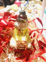 Régi retro antik üveg karácsonyfadísz ,szánkózó kisfiú