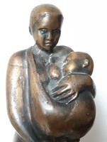 Mihály Gábor:  Anya gyermekével, bronz szobor, 28 cm